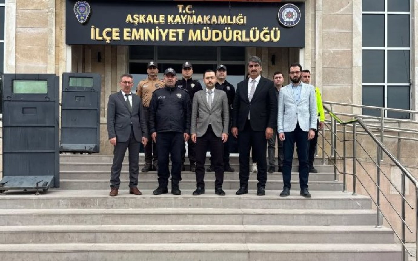 İlçe Emniyet Müdürlüğünü ziyaret ederek ilçemizin huzuru için çalışan görevlilerimizin bayramını tebrik ettik.