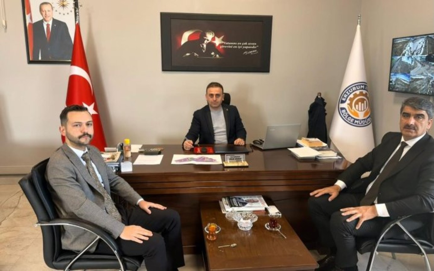 İlçe Kaymakamımız Sn. Emre OĞUZTÜRK, Belediye Başkanımız Sn. Şenol POLAT İlimiz 2. Sanayi Bölgesinde faaliyete başlayan Lila Kağıt Fabrikasını ziyaret ettik.