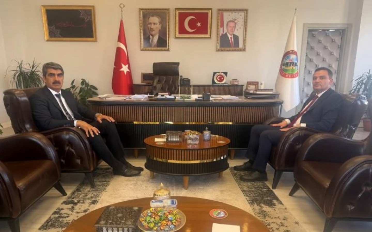 İlçe Kaymakamımız Sn. Sait Muhammed BİLGİN, Belediye Başkanımız Sn.Şenol POLAT\'ı makamında ziyarette bulundu. Nazik ziyaretleri için Değerli Kaymakamımıza teşekkür ederiz.