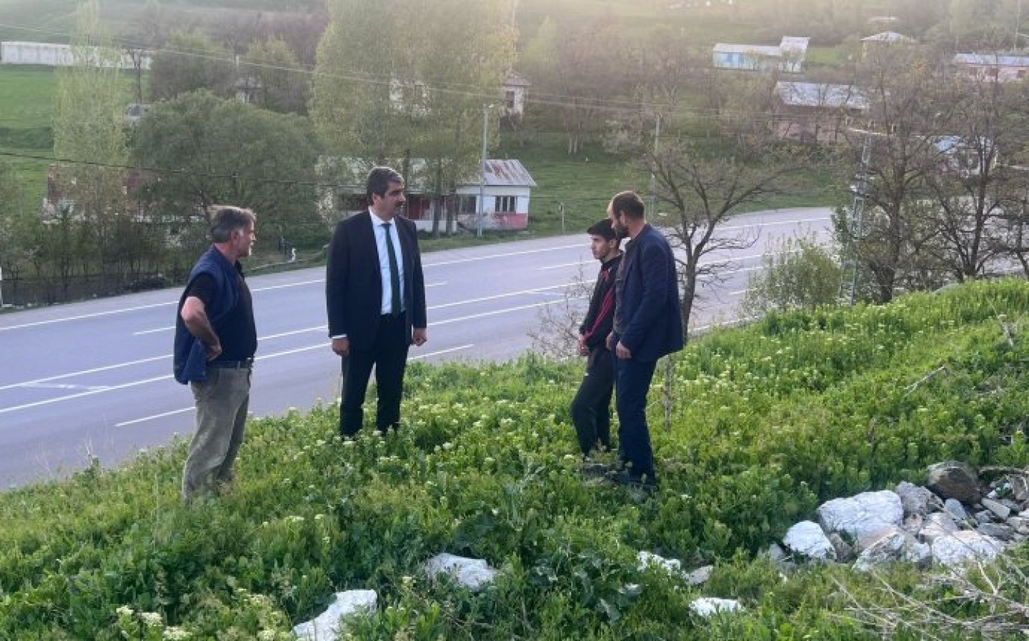 İlçe Mahallelerimizde saha gezisi yaparak hem vatandaşlarımızla selamlaştık hem de yapılan çalışmalar hakkında bilgi aldık.