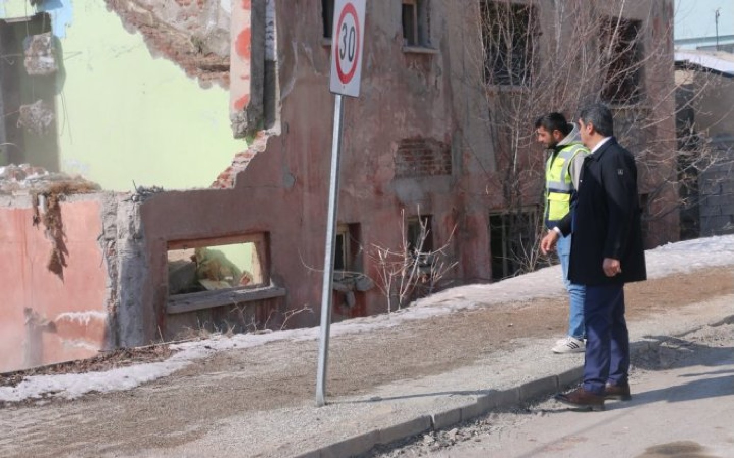 İlçe merkezimizde güvenlik riski oluşturan metruk binaların yıkım çalışmalarını sürdürüyoruz.