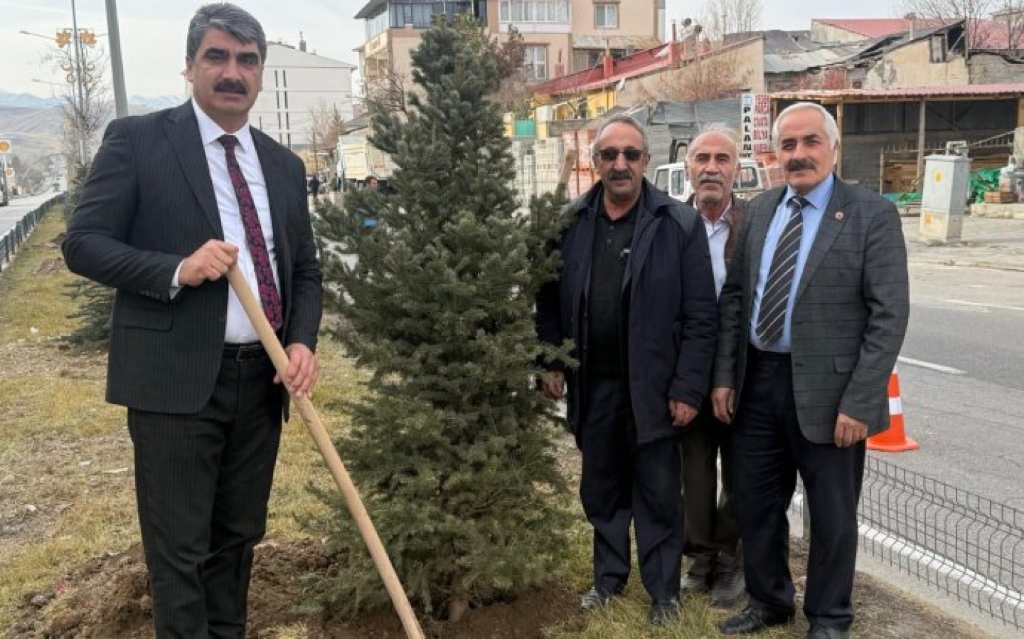 İlçemiz Erzurum Caddesinde Yapılan Ağaç Dikiminde Belediye Meclis Üyelerimiz Belediye Personelimiz ve Vatandaşlarımızla Beraberdik.. Herşey #yemyeşil Aşkale İçin..
