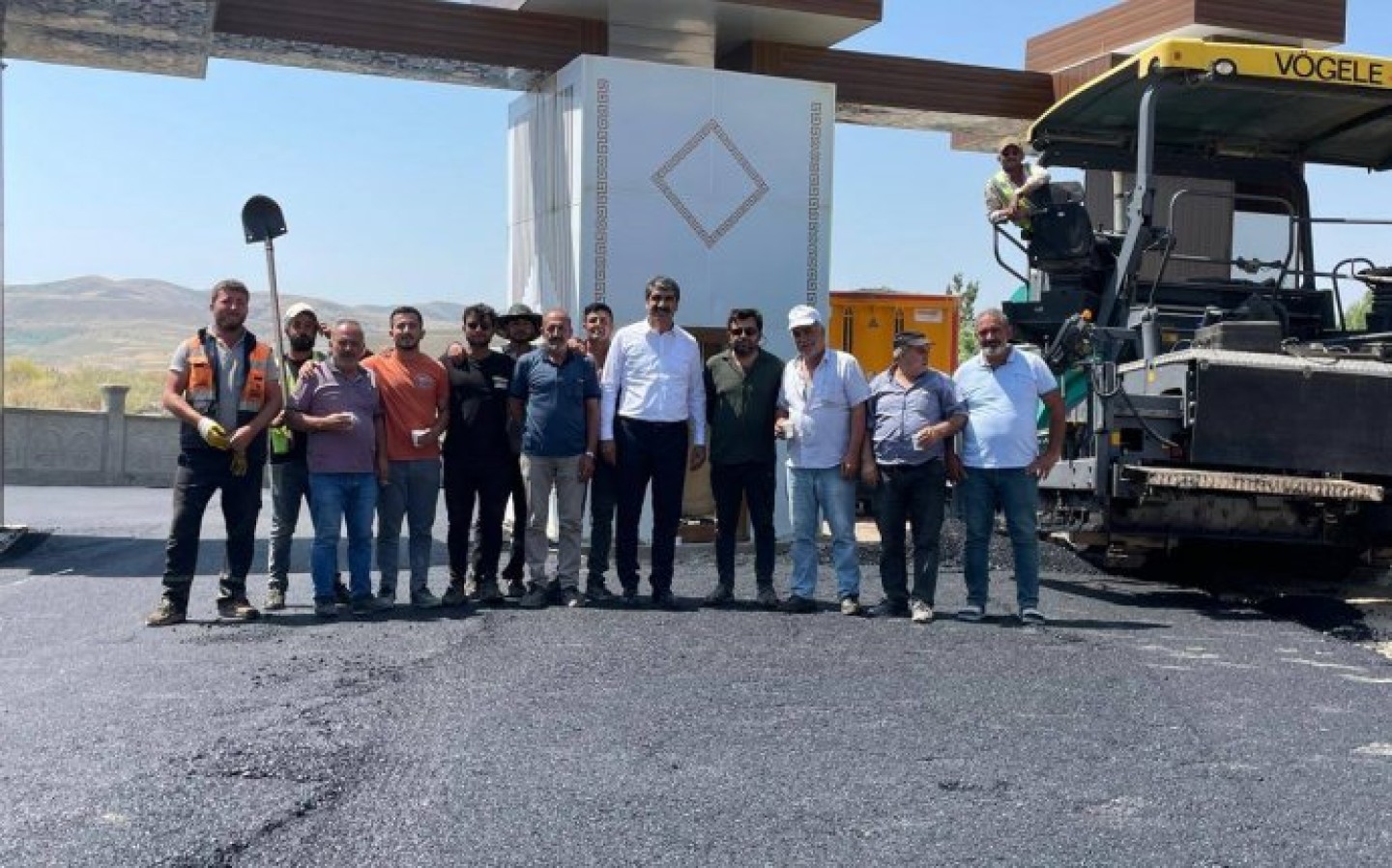 İlçemiz Kıbrıs Mahallesi Aşkale Belediyesi Sosyal Tesisleri Millet Bahçesi ve Bahçelievler Mahallesi Halı Saha yolunda yürütülen asfalt çalışmamız tamamlandı. İlçemize hayırlı olsun.