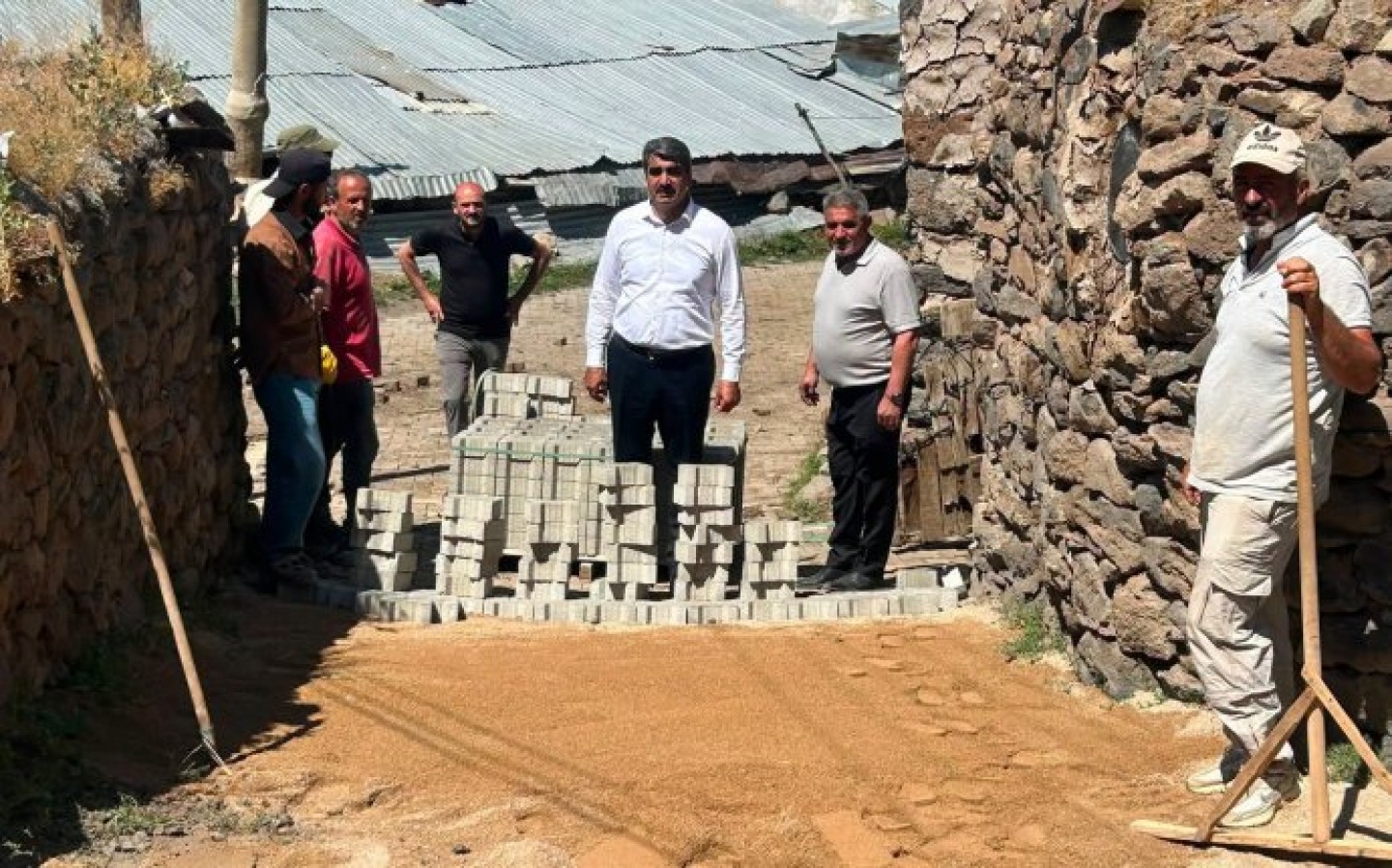 İlçemiz Yeniköy Mahallemize Bağlı Kolağası Mezrasında Yapımına başlanan kilit parke taşı çalışmasını mahalle muhtarımızla birlikte yerinde inceleyerek vatandaşlarımızla bir araya geldik.