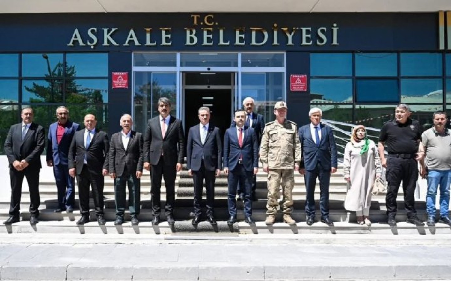 İlçemizde, Erzurum Valimiz Sayın Aydın Baruş’u; Erzurum İl Emniyet Müdürümüz Sayın Onur Karaburun, Erzurum İl Jandarma Komutanımız Sayın Hakan Uğurlu ağırlamaktan memnuniyet duyduk.