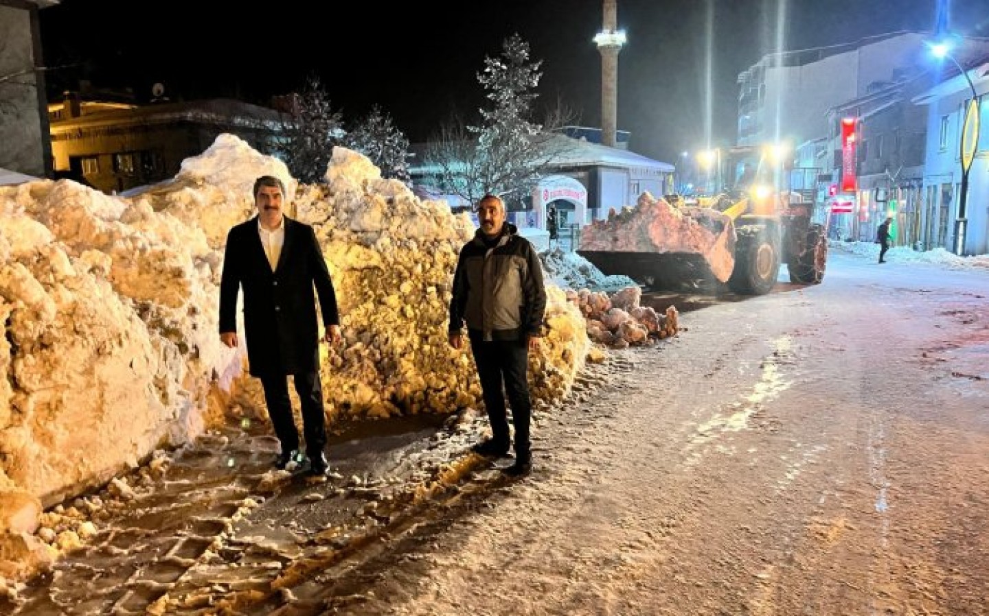 İlçemizi etkisi altına alan yoğun kar yağışına karşı belediyemizin yol açma, kar küreme ve kaldırım temizleme çalışmaları gece gündüz gözetmeksizin ilçe merkezi ve mahallelerimizde devam etmektedir.