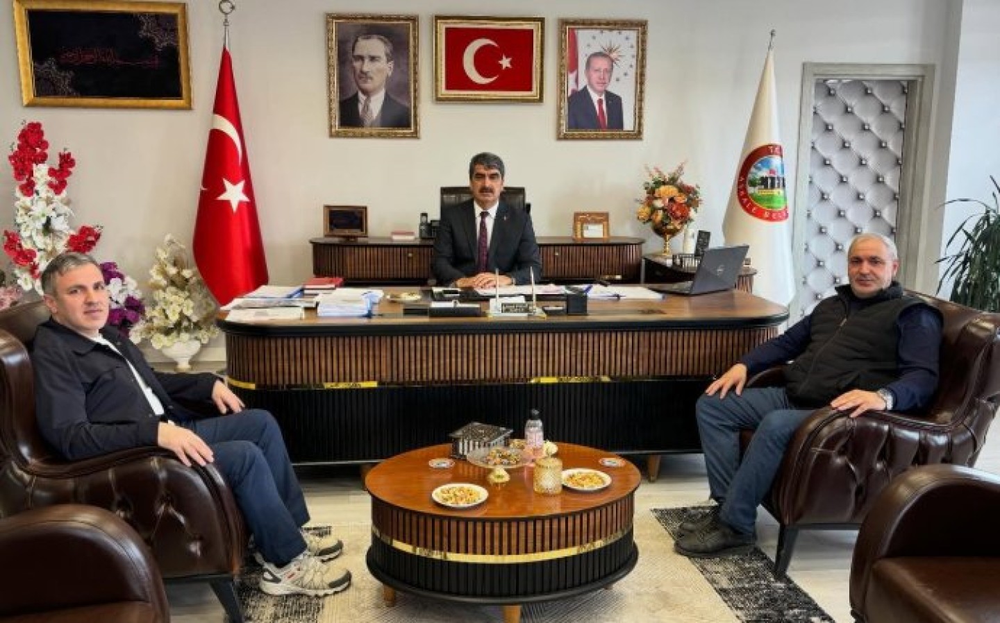 İlçemizin değerli İş adamları Mehmet ve Fatih Can Kardeşlerin İşletmesini Yaptığı “Elitra” Grubunu Belediyemizde Ağırladık.. Verimli sohbetleri ve nazik ziyaretleri için teşekkür ederiz..