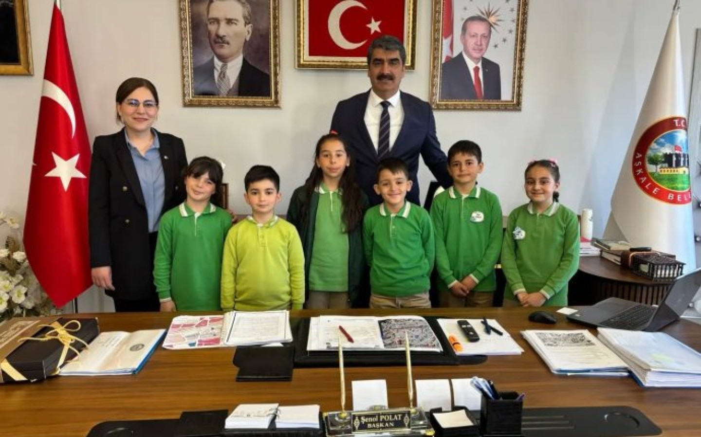 İnkılap ilkokulu 3. Sınıf Öğretmeni Sn.Gülşah BÖRE 3.sınıf A/B/C şube öğrencileri ile birlikte Belediye Başkanımız Sn.Şenol POLAT\'ı makamında ziyarette bulundu.