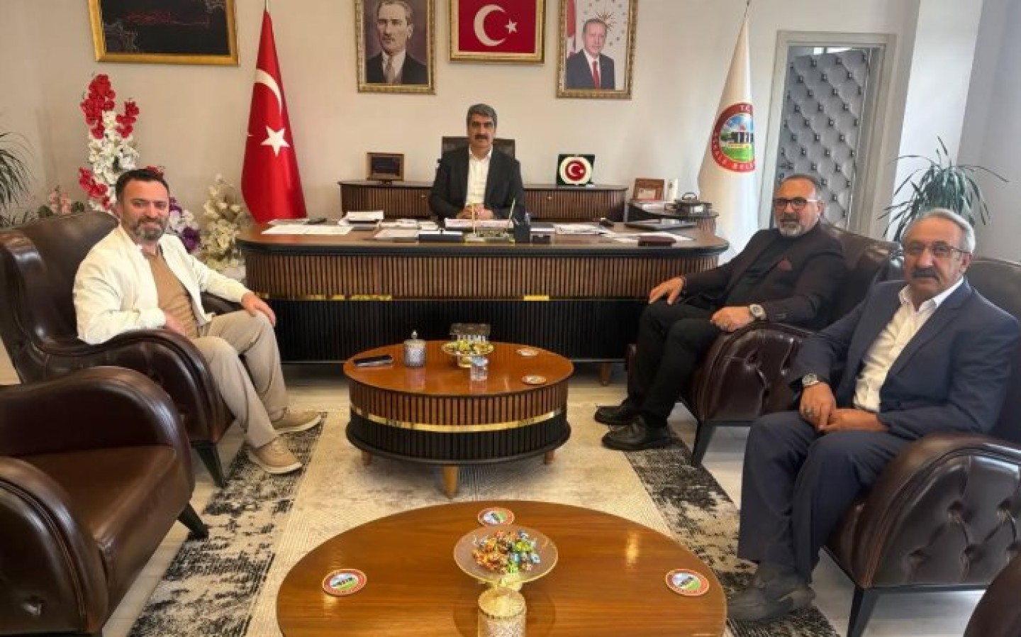 İş insanı Sn. Fatih Billor ve Dallı Dernek Başkanı Sn. Ali Taş Belediye Başkanımız Sn.Şenol Polat\'ı makamında ziyarette bulundular. Nazik ziyaretleri için kendilerine teşekkür ederiz.