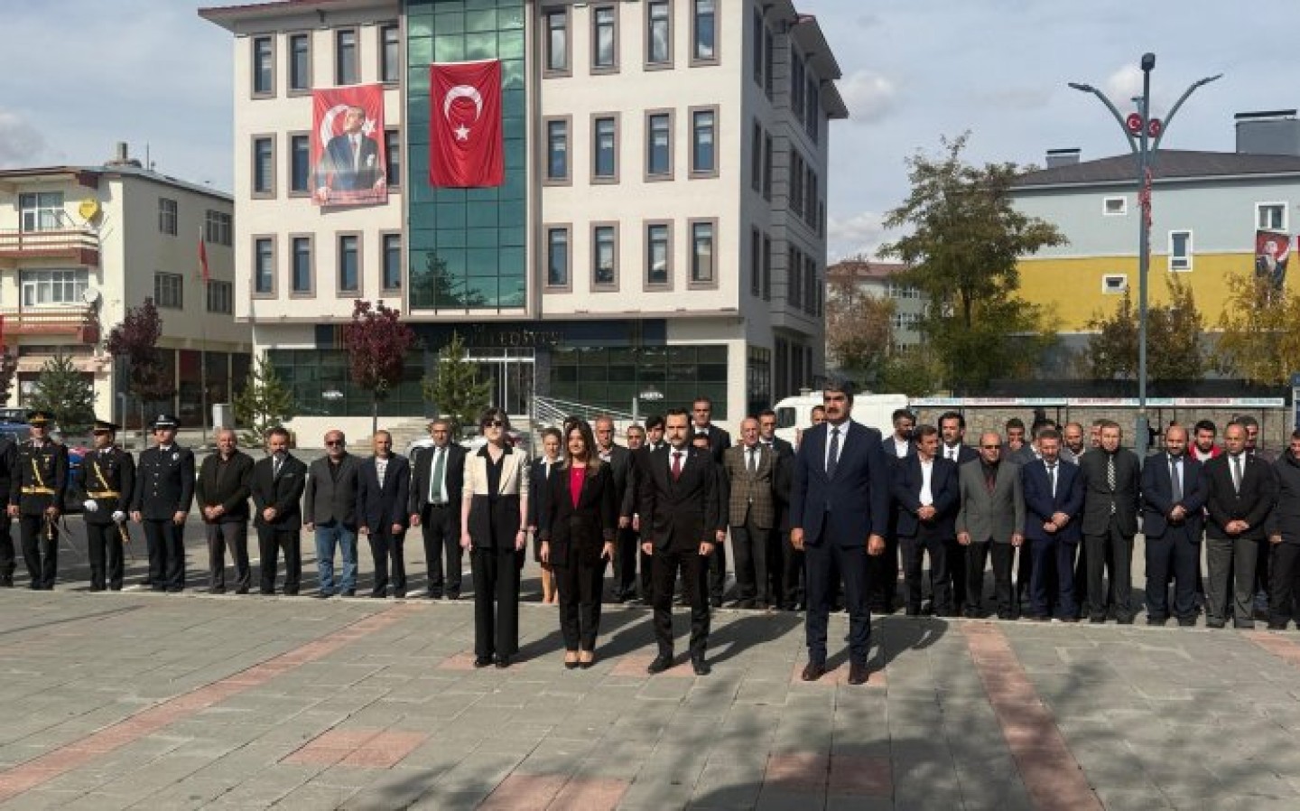 İstiklal ve istikbal mücadelemizin simgesi olan Cumhuriyet\'imizin 102. yıl dönümü kutlu olsun. Başta Cumhuriyet\'imizin kurucusu Gazi Mustafa Kemal ATATÜRK olmak üzere, Cumhuriyet\'imizin kurulmasında emeği geçen tüm kahramanlarımızı saygı, rahmet ve mi