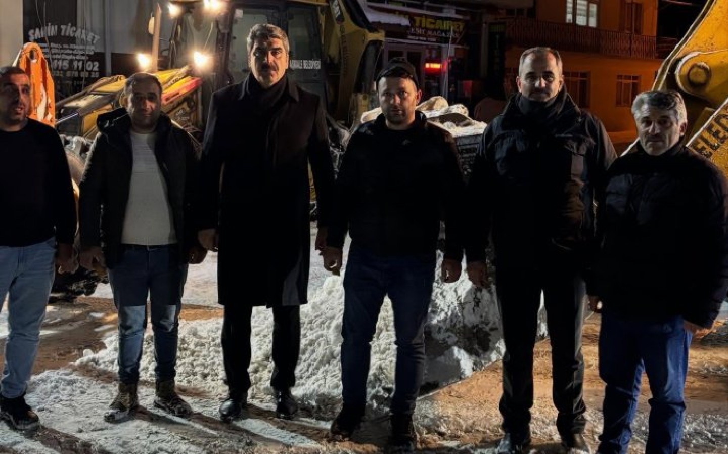 Karla Mücadele Çalışmalarımız Devam Ediyor İlçemiz genelinde etkili olan yoğun kar yağışı nedeniyle ekiplerimiz 7/24 sahada. Ana arterler, mahalle yolları ve kaldırımlarda tuzlama ve kar küreme çalışmalarımız aralıksız sürmektedir.