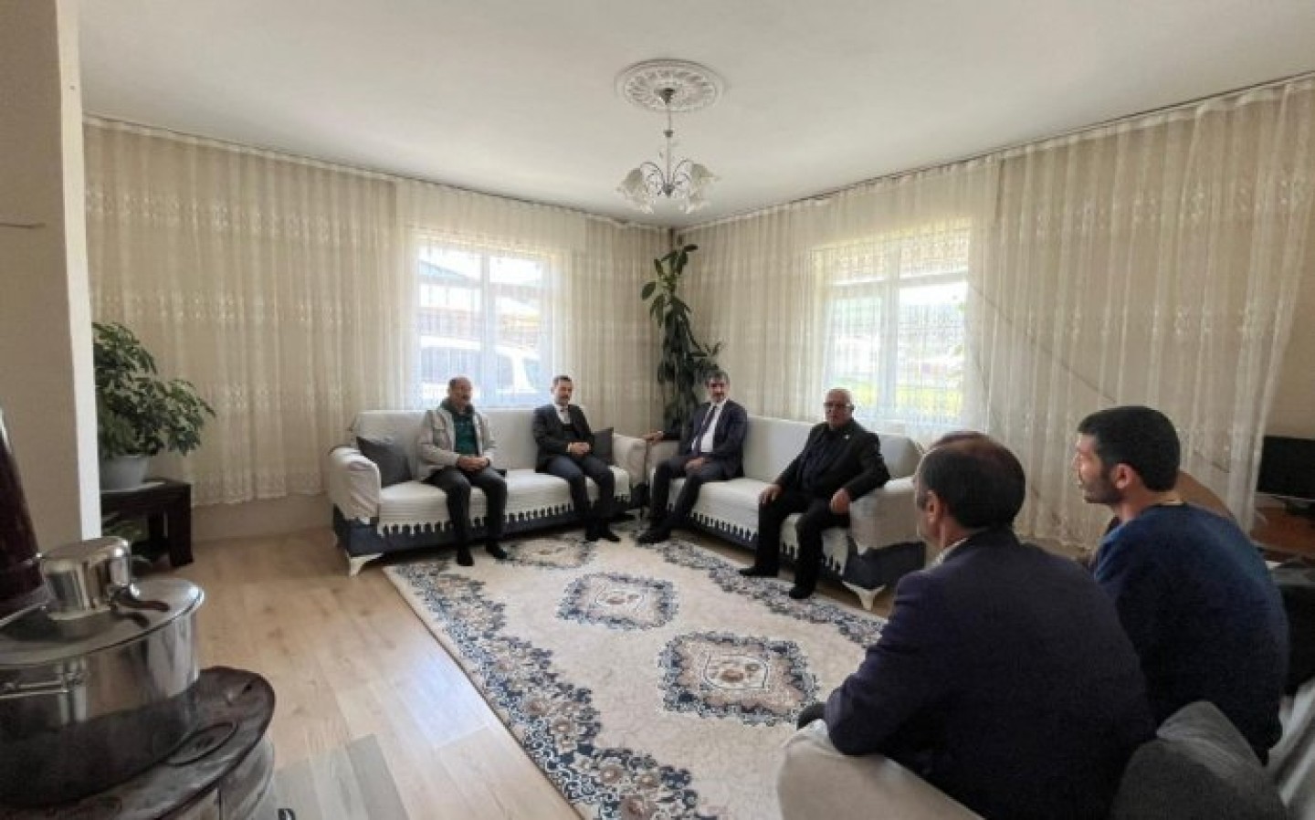 Kaymakamımız Sn Emre OĞUZTÜRK, Belediye Başkanımız Sn Şenol POLAT, Vakıf Müdür V. Sn Vehbi ÇOMAKLI ve Turaç Mah. Muhtarı Sn Baki ACAR ile birlikte 2025 Aile Yılı münasebetiyle Turaç Mahallesi\\\'nde hane ziyareti gerçekleştirdiler.