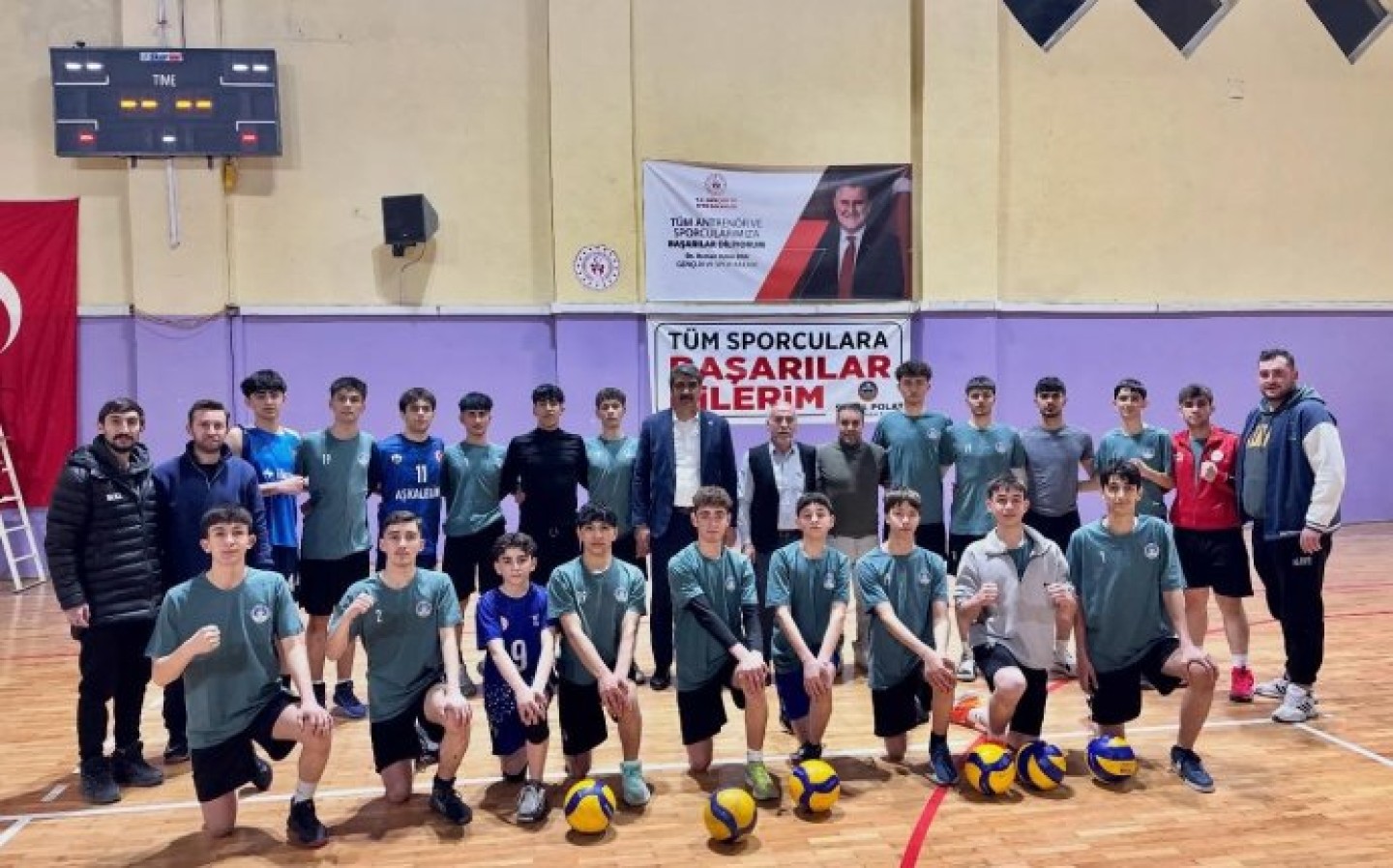 Meclis üyelerimiz ile birlikte teravih namazı sonrası, Gençlik ve Spor grup müsabakalarına katılacak olan Yıldızlar Voleybol Takımımızın antrenmanını ziyaret ederek sporcu kardeşlerimize başarı dileklerimizi ilettik.