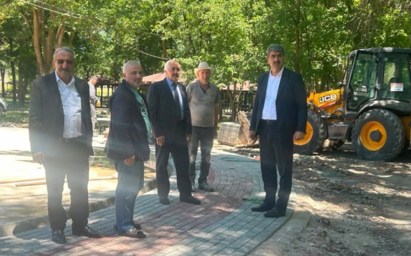 Meclis Üyelerimizle birlikte şehir merkezimizdeki park ve bahçe çalışmalarını, Abdalcık ve Hacıhamza mahallelerimizde devam eden saha düzenleme ile kilit parke çalışmalarını yerinde inceledik
