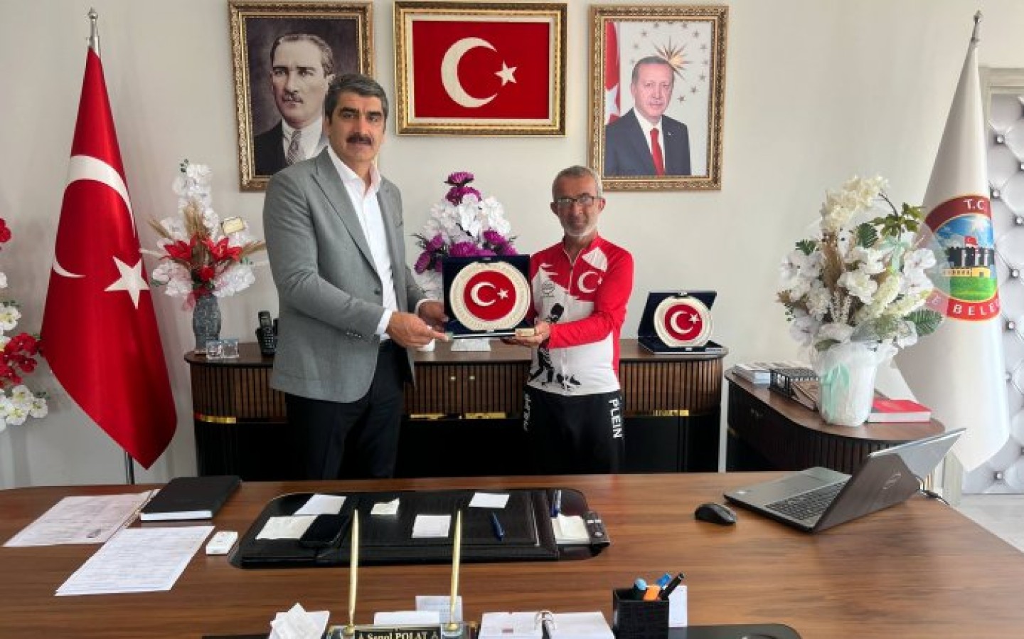 Milli Bisiklet Sporcusu Sn. Orhan KOTLUK, Belediye Başkanımız Sn. Şenol POLAT\' ı makamında ziyarette bulundu. Nazik ziyareti için kendilerine teşekkür ederiz.