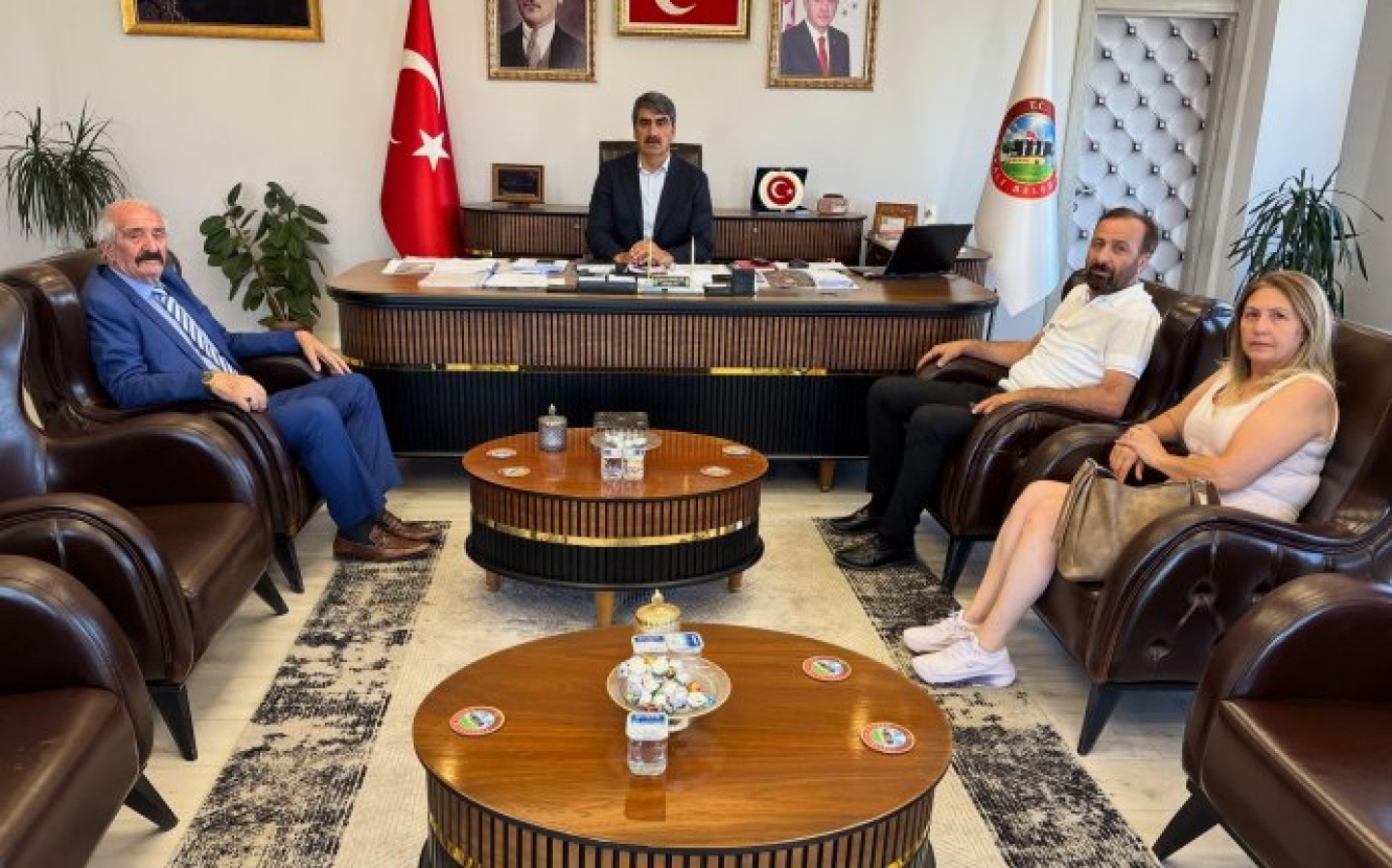 Mithatoğlu Sentetik ve Güzel Sentetik Sahibi Sayın Murat Güzel Genel Müdür Sayın Elmas Güler ve Gebze Aşkaleliler Dernek Kurucu Başkanı Sayın Zeki Gündüz ile Birlikte Belediye Başkanımız Sn. Şenol Polat ‘ a makamında ziyarette bulundular.