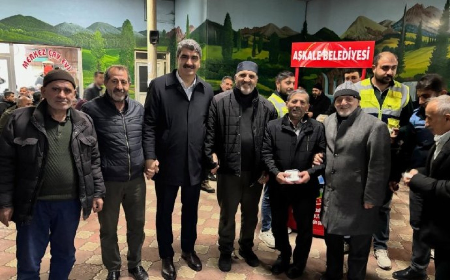 Mübarek Kadir Gecesi münasebetiyle ilçemizdeki camilerimizde hemşehrilerimize ikramlarda bulunarak bu mübarek gecenin manevi atmosferini hep birlikte paylaştık.