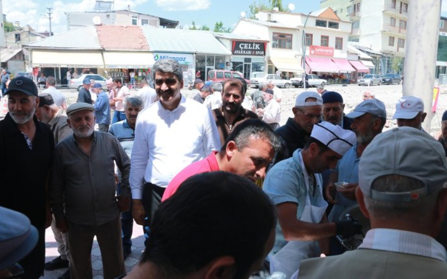 Muharrem ayının manevi ikliminde; Meclis Üyelerimiz, Gençlik Kollarımız ve İlçe Yönetimimizle birlikte ilçe merkezindeki camilerimizde hemşehrilerimize aşure ikramında bulunduk.