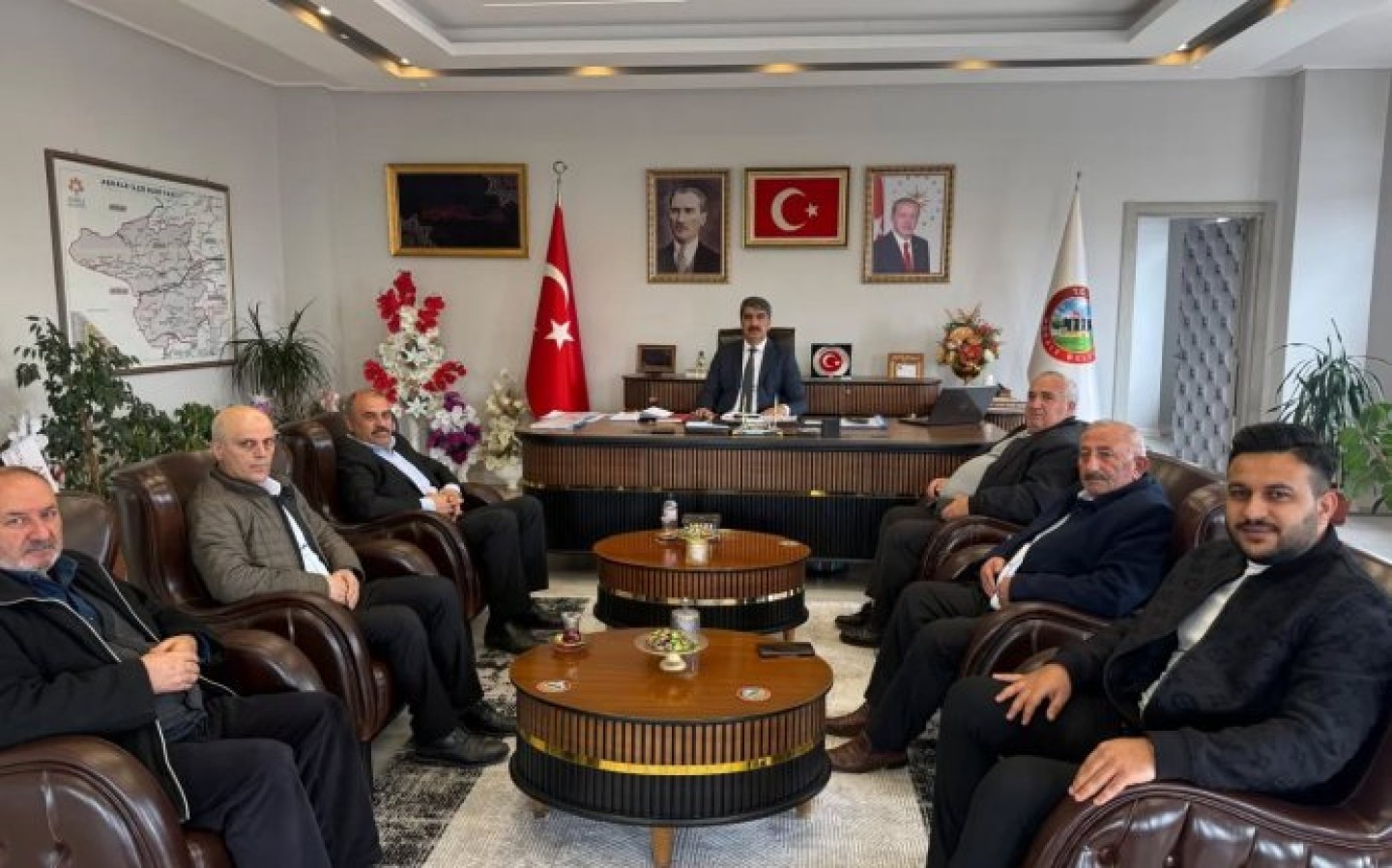 Muhtarlar Dernek Başkanımız Sn. Erkan KIRKPINAR ve muhtarlarımız Belediye Başkanımız Sn. Şenol POLAT\' a makamında bayram ziyaretinde bulundu.