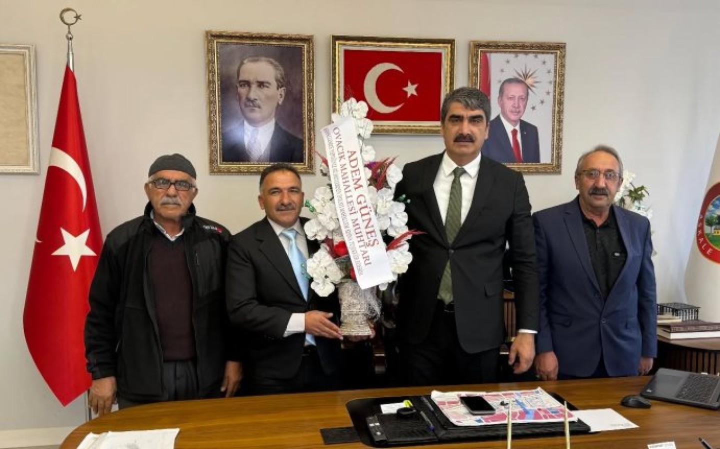 Ovacık Mahalle Muhtarımız Sn. Adem GÜNEŞ, Belediye Başkanımız Sn. Şenol POLAT\' a makamında ziyarette bulundu. Nazik ziyaretlerinden dolayı kendilerine teşekkür ederiz.