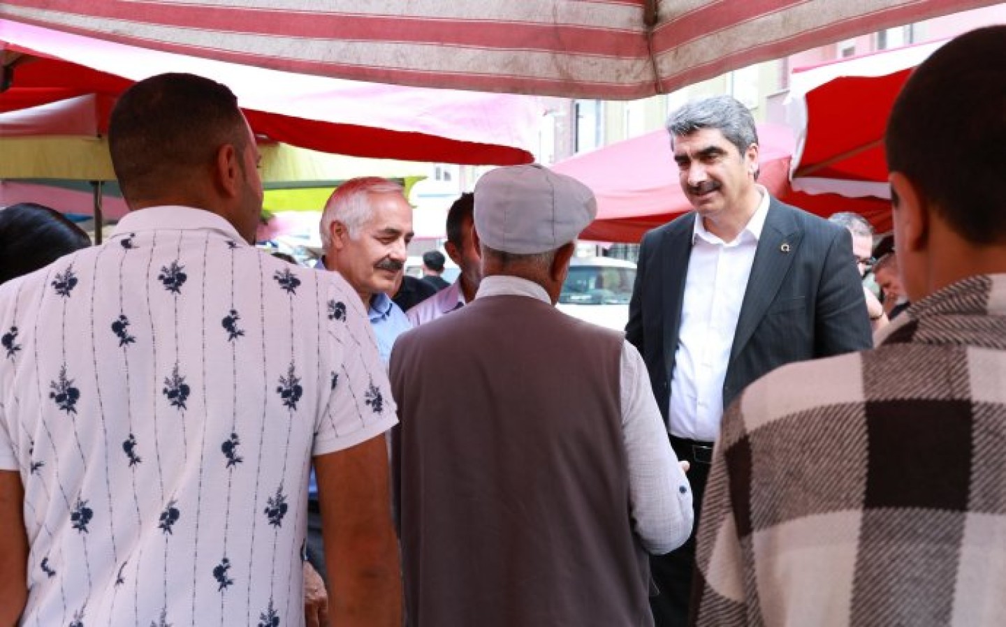 Pazar esnafımız ve kıymetli hemşehrilerimizle bir araya gelerek sohbet ettik, taleplerini ve önerilerini dinledik.