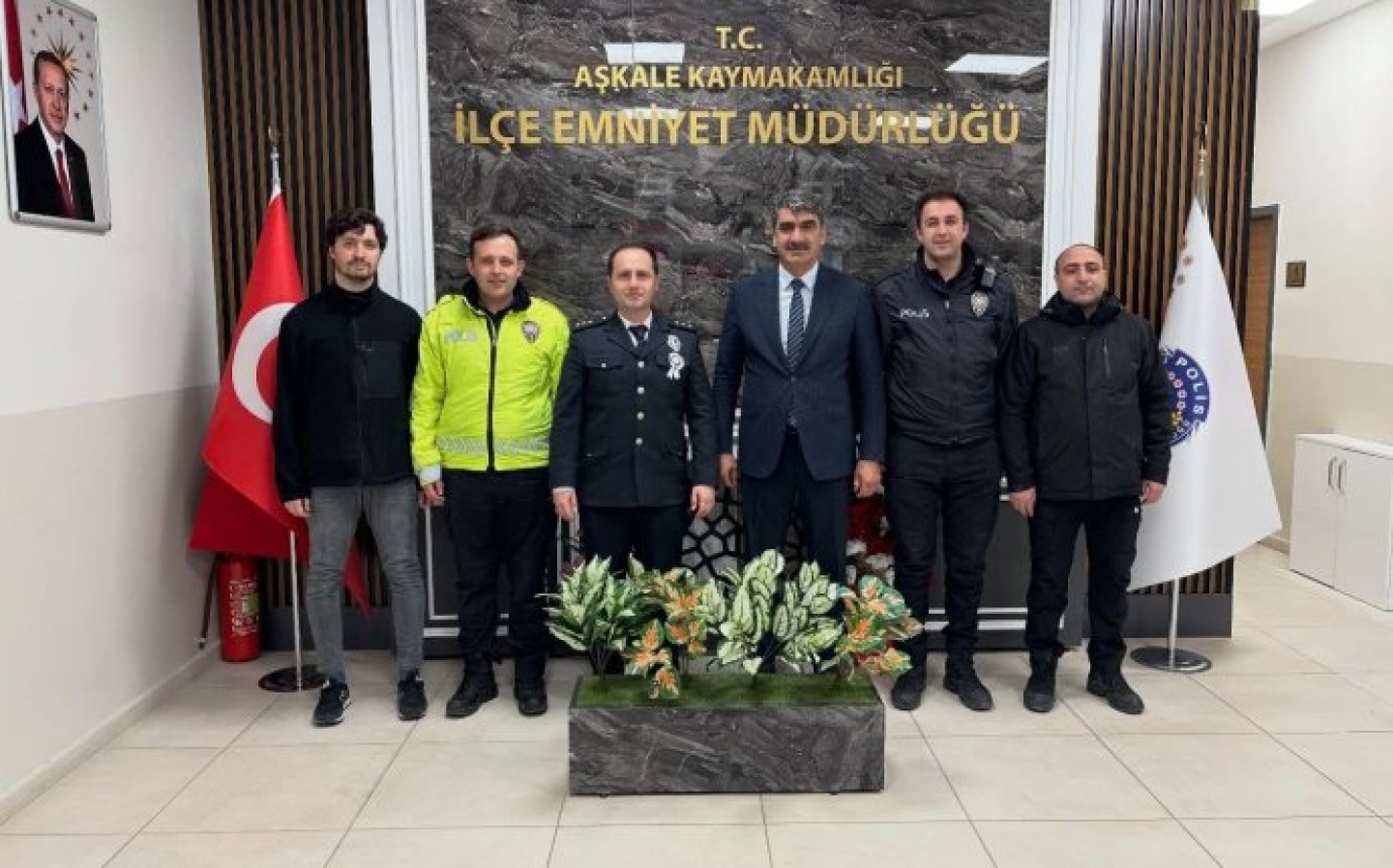 Polis Haftası münasebetiyle Belediye Başkanımız Sayın Şenol Polat, İlçe Emniyet Müdür V.sayın Ahmet Yeşilyurt ve Bölge Trafik İstasyon Amiri sayın Uğur Sarıbuğday’ı ziyaret etti.