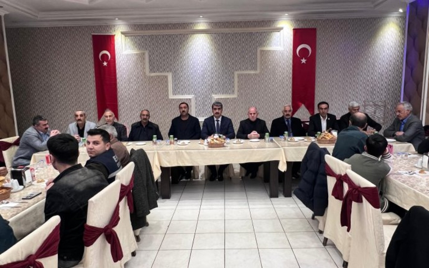 Ramazan ayının bereketini ve manevi atmosferini, Göreve Geldiğimizden İtibaren Gece Gündüz Daha Yaşanabilir Aşkale için Çalışan Mesai Arkadaşlarımızı Teşkilatlarımız ile Birlikte İftar sofrasında paylaştık.