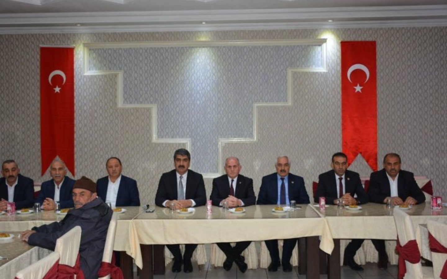 Ramazan Bayramı Bayramlaşma Programı’nda Ak Parti İlçe Başkanımız Sn. Abdulkerim POLAT, Belediye Meclis Üyelerimiz, Muhtarlarımız ve kıymetli hemşehrilerimizin katılımıyla bir araya geldik.