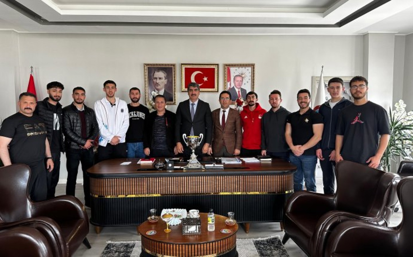 Şampiyon Olan Erkek Voleybol Takımından Başkan\' a Ziyaret