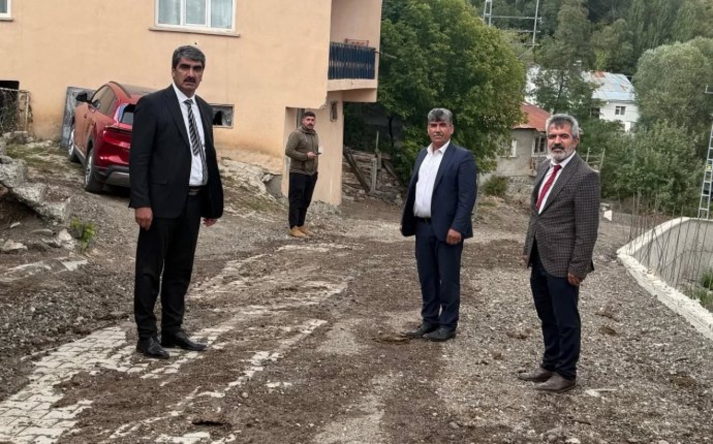 Saptıran Mahallemizde Yapılan ve Yapımı Devam Eden Çalışmalarımızı Yerinde inceleyerek bilgi aldık.