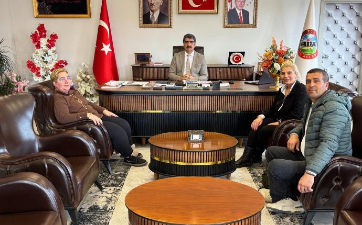 Sazlı Dernek Başkanı Sn. Gülten ATEŞ, Dernek Başkan Yardımcısı Sn. Yeşim KARABIYIK, Sn. Engin AKTAŞ Belediye Başkanımız Sn. Şenol POLAT’ a ziyarette bulundular.