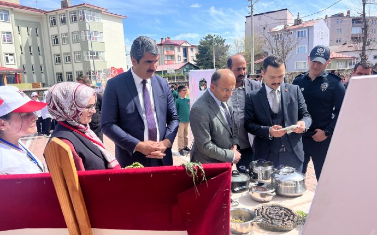Sedat Atalay İmam Hatip Ortaokulu, Hakkı Pınar ve Turaç İlk/Ortaokulunda gerçekleştirilen TÜBİTAK 4006 Bilim Fuarına, Kaymakamımız Sn Emre OĞUZTÜRK, Belediye Başkanımız Şenol POLAT ve İlçe protokolü katıldı.