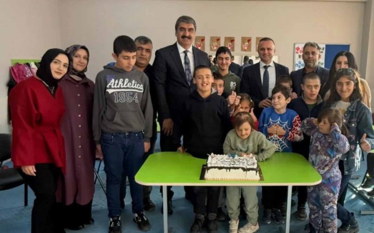 Sevgi, Dayanışma ve empati ile engelsiz bir yaşamı hep birlikte inşa edeceğiz. Sevgi varsa, engel yoktur! Tek engel sevgisizliktir...! Hayatlarını kolaylaştıralım, onların farkında olalım.