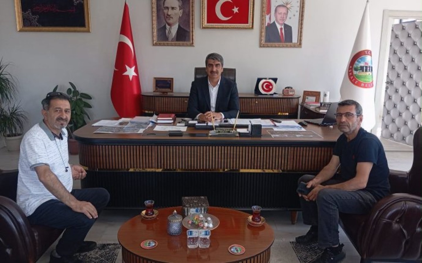 Taşlıçayır köyü dernek başkanı sayın Doğan Akdağ yönetim kurulu üyesi iş insanı Ali Topdemir ile birlikte Belediye Başkanımız sayın Şenol Polat’ı Makamında Ziyaret Etti.