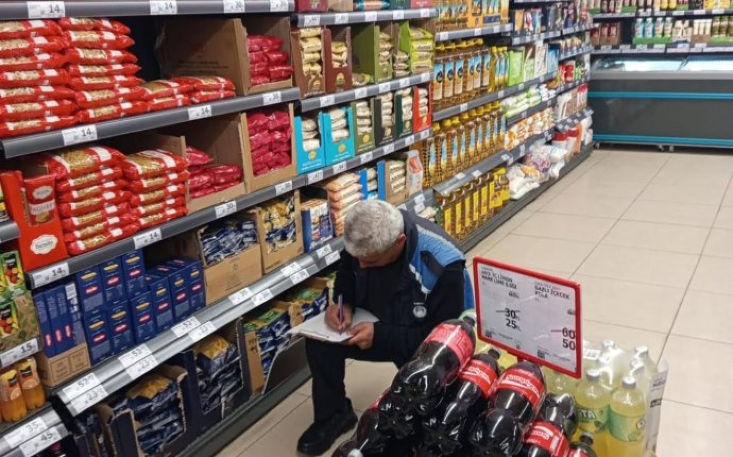 Zabıta ekiplerimiz, İlçemizde faaliyet gösteren marketlerde fiyat- gramaj denetimlerini gerçekleştiriyor.
